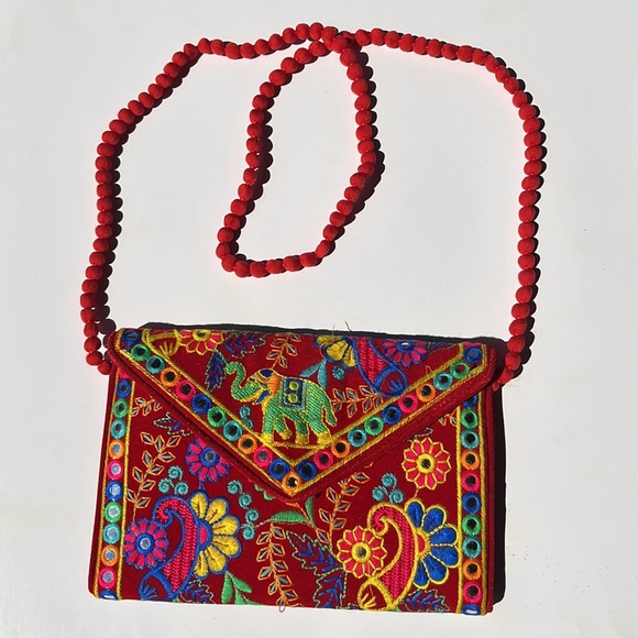 NWT Red Velvet envelope style embroidered clutch with shoulder strap Bag - Picture 4 of 13